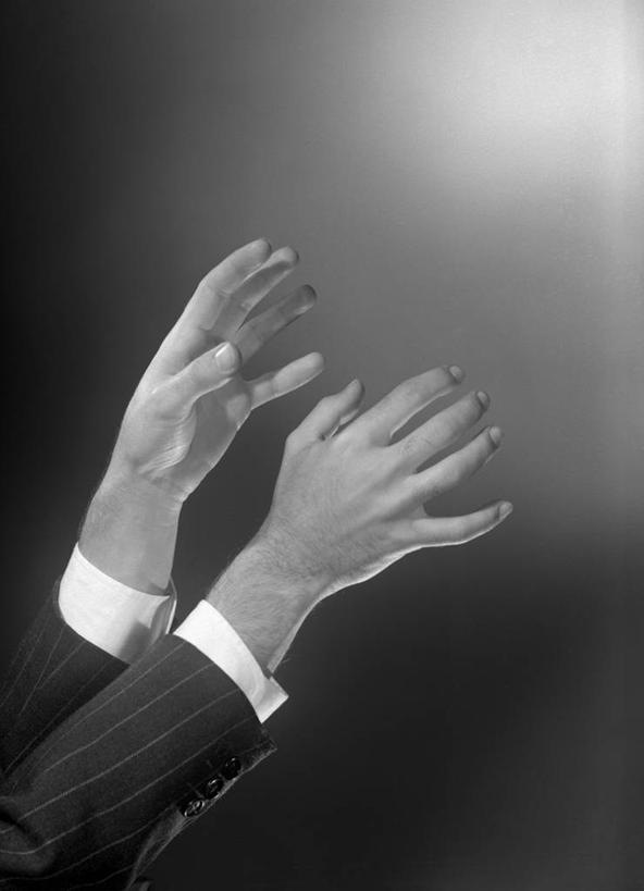 成年人,中年人,手,一个人,举,竖图,黑白,特写,侧面,贪欲,美国,仅一个男性,仅一个人,仅一个中年男性,托,伸手,人体,摄影,部分,逼迫,强迫,男人,男性,中年男性,举起,举手,举着,向上举,向上伸,向上托,影棚拍摄,强制,胁迫