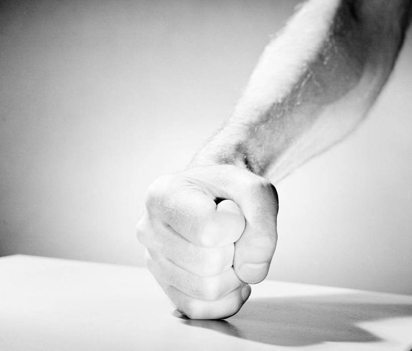 成年人,中年人,手,一个人,横图,黑白,特写,信心,桌子,美国,仅一个男性,仅一个人,仅一个中年男性,生气,击打,人体,摄影,部分,支配,男人,男性,中年男性,拳头,影棚拍摄