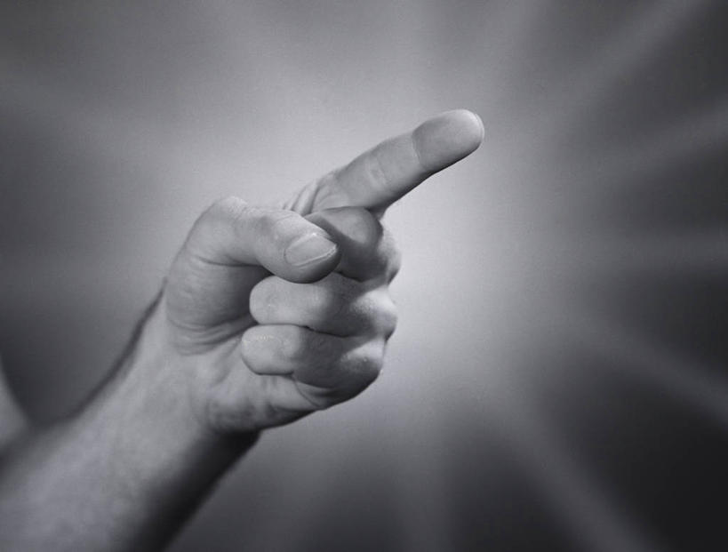 成年人,中年人,手,一个人,横图,黑白,特写,美国,仅一个男性,仅一个人,仅一个中年男性,指,指点,手势,手指,人体,摄影,部分,指向,食指,谴责,男人,男性,中年男性,影棚拍摄,打手势