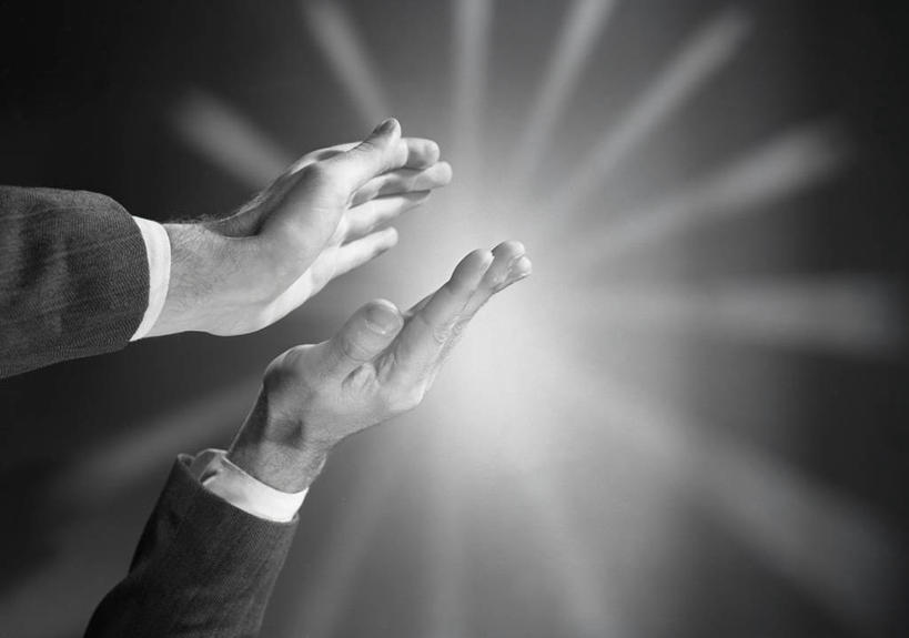 成年人,中年人,手,一个人,举,鼓掌,横图,黑白,特写,仰视,美国,仅一个男性,仅一个人,仅一个中年男性,托,伸手,人体,摄影,部分,男人,男性,中年男性,举起,举手,举着,拍手,向上举,向上伸,向上托,低角度拍摄,影棚拍摄