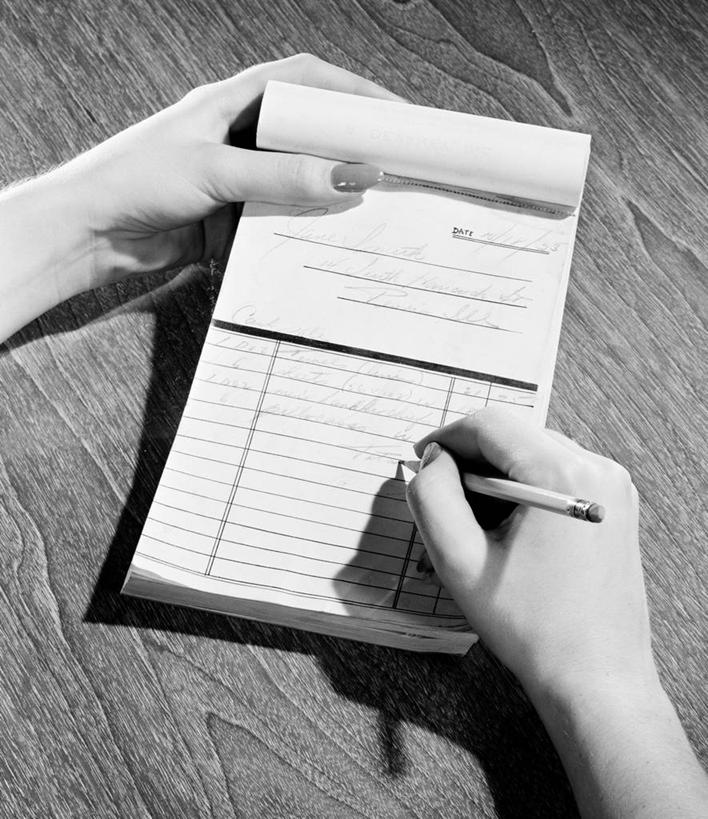 成年人,手,一个人,竖图,俯视,黑白,特写,美国,仅一个年轻女性,仅一个女性,仅一个人,写,准备,纸,拿着,水笔,铅笔,人体,摄影,整理,部分,组织,清单,单子,年轻女性,女人,女性,年轻人,高角度拍摄,影棚拍摄,收据,明细