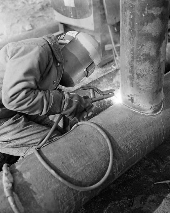 一个人,焊工,蹲,竖图,俯视,黑白,白天,安全,美国,弯腰,工作,防护,热,拿着,工人,手套,遮,遮掩,摄影,保护,焊接,专心,掩盖,遮挡,保险,遮盖,保全,周全,安稳,安定,防护手套,掩饰,技能,喷灯,平安,员工,高角度拍摄,匠人,劳动者,体力工