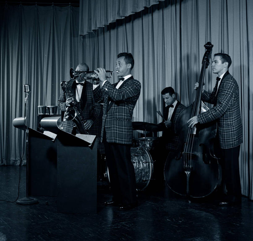 成年人,四个人,舞台,站,横图,黑白,室内,晚礼服,美国,表演,萨克斯,小号,音乐,扮演,摄影,演出,幕布,音乐人,低音提琴