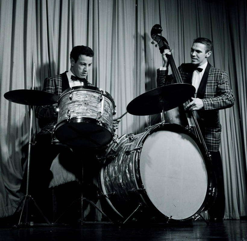 成年人,两个人,舞台,站,横图,黑白,室内,晚礼服,美国,表演,音乐,扮演,摄影,演出,幕布,音乐人,低音提琴