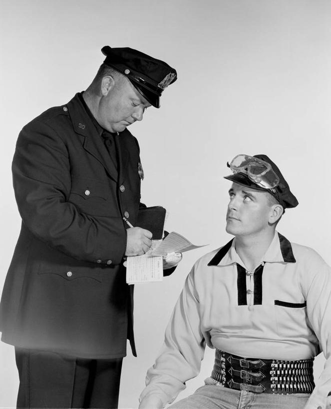 成年人,中年人,老年人,两个人,司机,站,坐,竖图,黑白,美国,写,休闲装,水笔,放松,摄影,文档,警官,警服,处罚,老年男性,年轻男性,年轻人,半身,影棚拍摄,票,法律