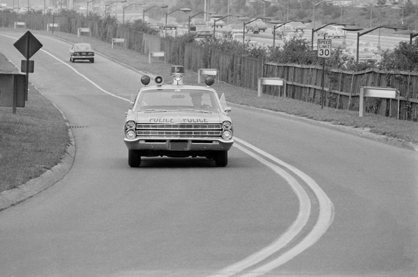 脸,头,脸颊,一个人,横图,黑白,室外,白天,美景,路,路灯,汽车,美国,朦胧,模糊,弯曲,景观,篱笆,肩膀,自然,景色,运输,摄影,自然风光,警官,驾车,交通标志,巡逻车,头部,脸部,脸蛋,面部