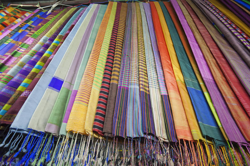 无人,商店,横图,室内,特写,仰视,消费,纺织品,柬埔寨,许多,吊挂,悬挂,丝绸,首都,很多,挂,披肩,围巾,零售,摄影,多样,选择,贩卖,彩图,低角度拍摄,金边