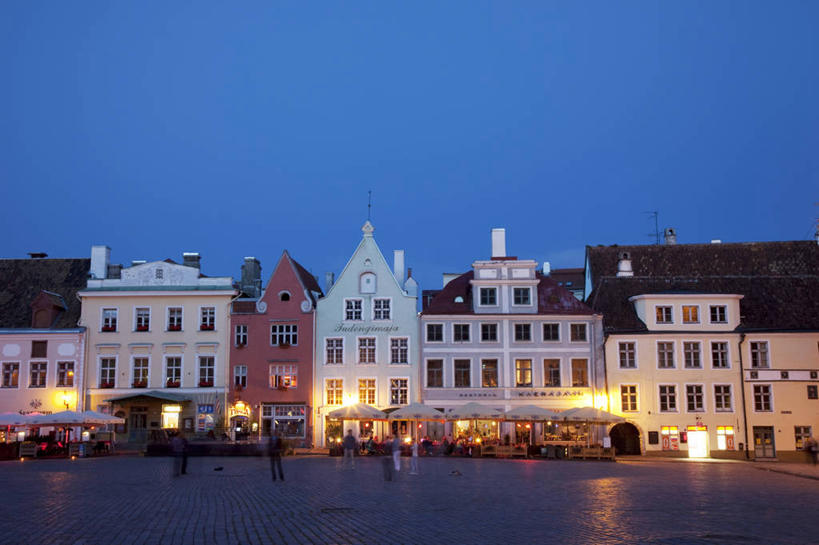 广场,横图,室外,城市,建筑,爱沙尼亚,古城,首都,黄昏,摄影,照亮,迷人,万里无云,塔林,彩图,咖啡馆