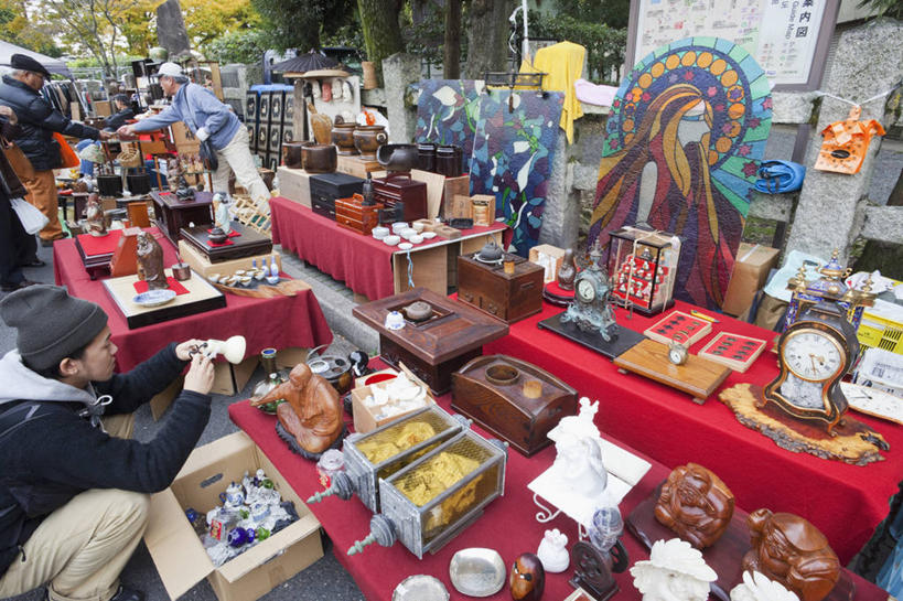 横图,室外,白天,购物,旅游,度假,消费,日本,亚洲,五个人,行人,游客,游人,丰富,日本文化,市场,货摊,路人,旅客,零售,摄影,京都府,多样,古董,选择,东亚,本州,本州岛,日本国,近畿地方,近畿,过客,跳蚤市场,休闲活动,彩图,传统文化,古董店
