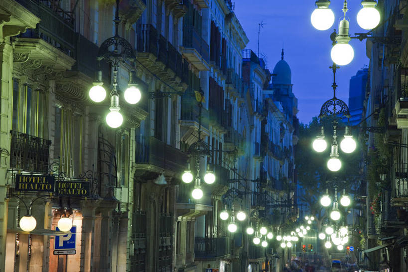 无人,横图,俯视,室外,重复,阳台,城市,建筑,街道,路灯,指示牌,西班牙,巴塞罗那,一排,整齐,英文,标志,文字,字符,字母,古城,历史,标识,排列,黄昏,地标建筑,摄影,英文字母,照亮,队列,加泰隆尼亚,交通标志,哥特式风格,大写字母,哥德区,彩图,高角度拍摄,旅行,传统文化,巷