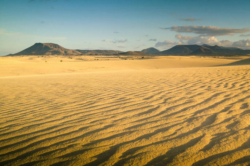 无人,横图,室外,美景,日落,沙漠,山,西班牙,波纹,沙子,地平线,地形,景观,辽阔,地面,沙丘,风景,自然,广阔,景色,摄影,宁静,一望无际,自然风光,延伸,加那利群岛,天地相交,富埃特文图拉岛,无边无际,一马平川,拉科鲁尼亚,大西洋群岛,彩图