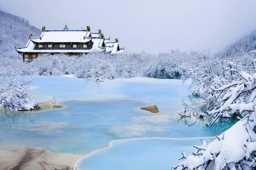 无人,寺庙,横图,室外,白天,旅游,度假,美景,山,水,雪,植物,建筑,池塘,景观,冬天,历史,娱乐,宝塔,树,蓝色,风景,天空,自然,享受,休闲,景色,放松,寒冷,季节,摄影,宗教,佛教,四川省,宁静,中国文化,自然风光,方解石,彩图