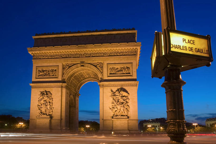 无人,横图,室外,长时间曝光,通讯,日落,城市,建筑,路,照明,雕塑,法国,凯旋门,巴黎,标志,雕像,文字,字符,字母,大门,光,拱门,交通,首都,历史,标识,灯,蓝色,黄昏,灯具,地标建筑,运输,摄影,指导,尾灯,照亮,照明设备,地中海文化,交通标志,法国文化,前照灯,前大灯,香榭丽舍大道,戴高乐广场,万里无云,车前灯,法兰西岛大区,彩图