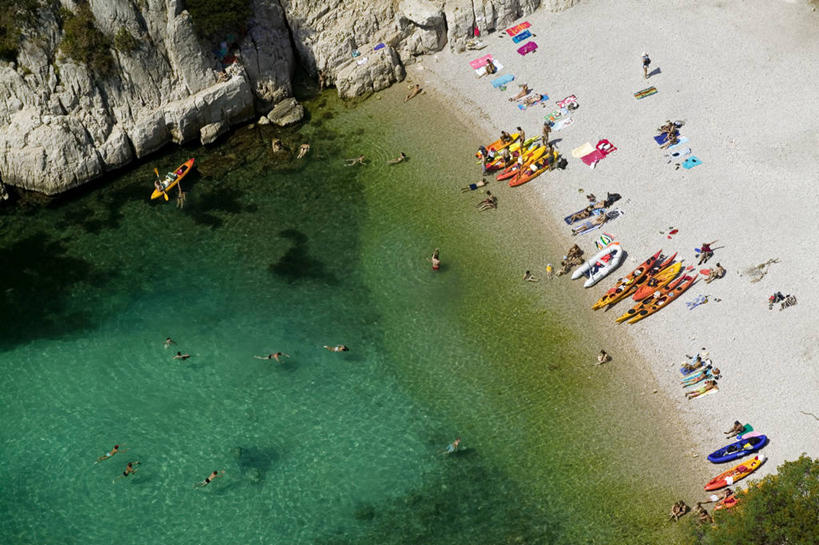 游泳,躺,横图,俯视,室外,白天,旅游,度假,海洋,水,法国,沙子,许多人,一群人,放松,摄影,普罗旺斯,岩层,独木舟,法国文化,卡西斯,罗纳河口,海滩,岩石,休闲活动,彩图,高角度拍摄