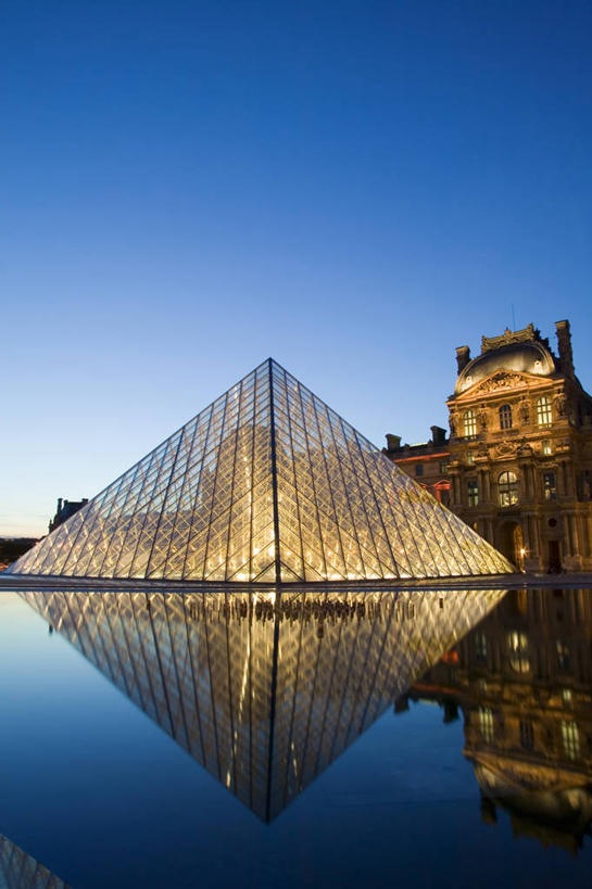 无人,博物馆,码头,竖图,室外,日落,城市,港口,建筑,法国,巴黎,欧洲,艺术,反射,三角形,池塘,卢浮宫,首都,历史,现代,黄昏,地标建筑,金字塔,摄影,照亮,西欧,地中海文化,法兰西,美术馆,法国文化,巴洛克风格,万里无云,法兰西共和国,方锥形,法兰西第五共和国,罗浮宫博物馆,法兰西岛,法兰西岛大区,彩图,摆渡口,埠头,渡口,渡头,港湾,海港,货运码头,口岸,商港,巴黎省,巴黎市,卢浮宫金字塔,玻璃金字塔