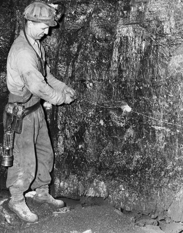 西方人,成年人,中年人,一个人,竖图,黑白,室内,采矿业,帽子,欧洲,欧洲人,仅一个男性,仅一个人,仅一个中年男性,准备,电缆,工人,职业,工业,摄影,矿坑,煤,手电筒,矿工,男人,男性,中年男性,白种人,员工,头灯,矿山工人,匠人,劳动者,体力工,苦差事