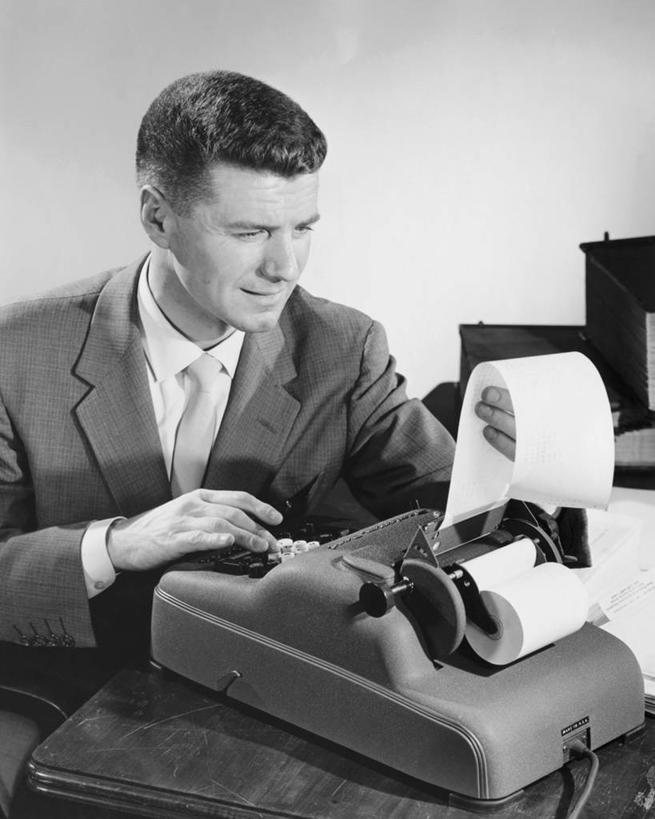 西方人,成年人,中年人,老年人,一个人,商务人士,商务男性,坐,微笑,竖图,黑白,室内,特写,衬衫,商务,满意,计算器,技术,欧洲,欧洲人,仅一个男性,套装,检查,纸,领带,古典,注视,书桌,观察,看,金融,摄影,观看,察看,专心,准确,金属丝,企业,公司,关注,收银条,商务装,工薪阶层,机件,老年男性,男人,中年男性,白种人,白领,上班族,半身,衬衣,加号