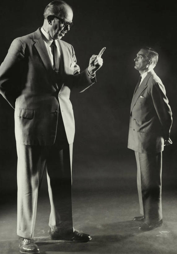 西方人,成年人,中年人,老年人,手,一个人,两个人,商务人士,商务男性,竖图,室内,特写,侧面,衬衫,商务,鞋子,欧洲,欧洲人,仅一个男性,仅一个人,仅一个中年男性,对抗,套装,冲突,眼镜,领带,责备,人体,摄影,控制,权威,恐怖,企业,公司,决心,商务装,工薪阶层,处罚,背手,支配,想法,老年男性,男人,男性,中年男性,白种人,白领,上班族,彩图,衬衣