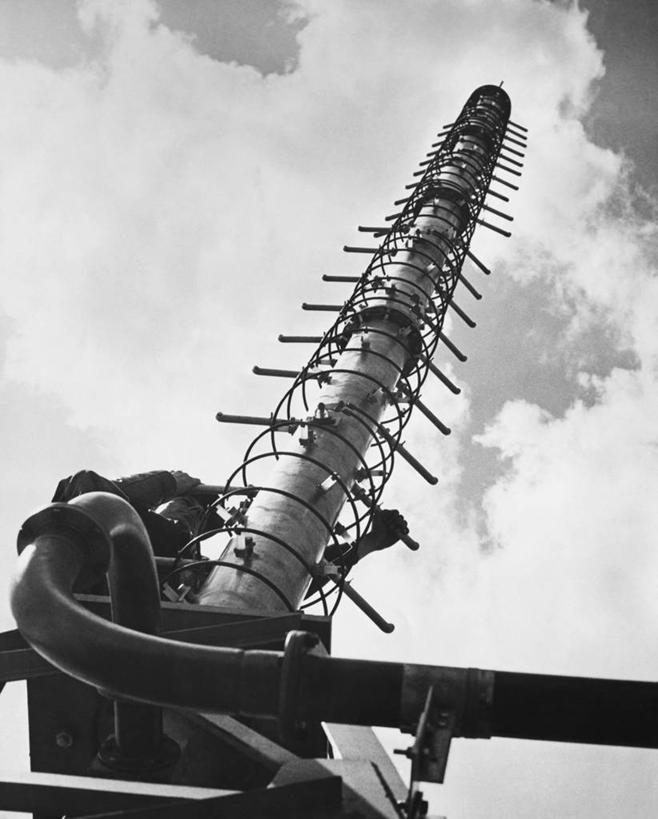 一个人,攀登,竖图,黑白,室外,白天,仰视,通讯,技术,朦胧,模糊,螺旋,云,联系,天空,摄影,上升,高,传播,无线电通信塔,低角度拍摄
