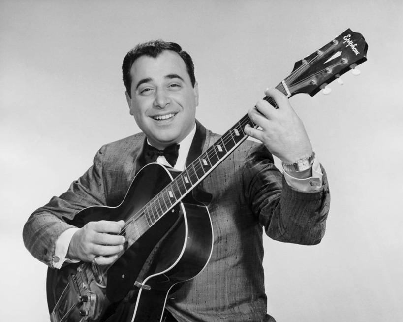 西方人,成年人,中年人,老年人,一个人,微笑,横图,黑白,室内,快乐,欧洲,欧洲人,仅一个男性,表演,套装,正装,领结,电吉他,吉他,乐器,弦乐器,音乐,表演者,摄影,电,肖像,吉他手,音乐人,技能,老年男性,男人,中年男性,白种人,半身