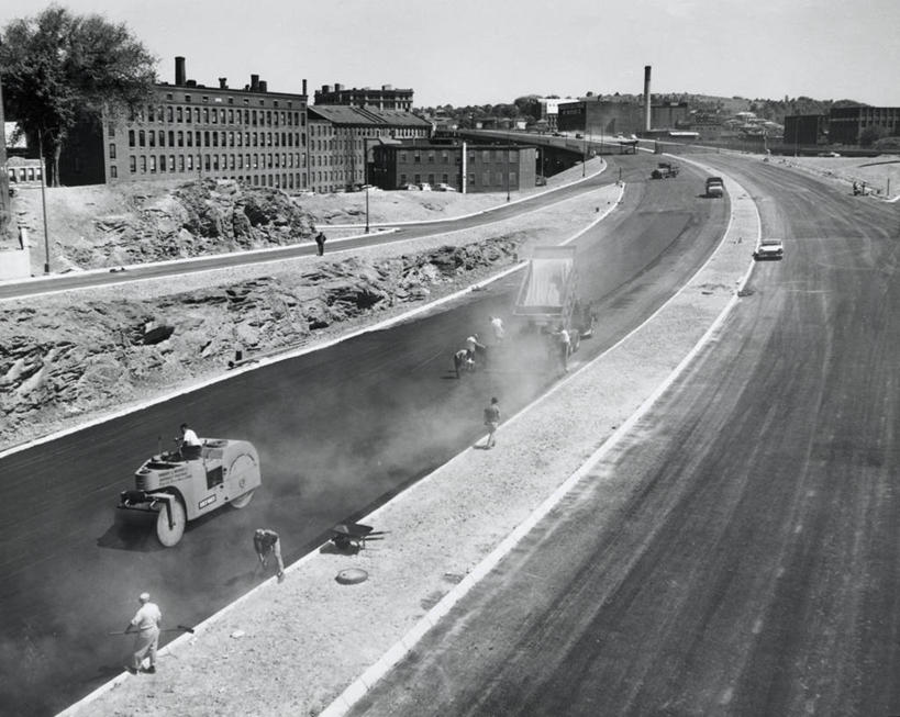 成年人,人群,建筑工人,横图,俯视,室外,白天,团队,建筑业,城市,道路,建筑,路,公路,汽车,陆地,高处,交通,方向,车,树,工人,建筑工地,交通工具,职业,力量,工业,运输,角度,摄影,建造,修理,载具,沥青,压路车,男人,员工,马路,彩图,高角度拍摄,旅行,匠人,劳动者,体力工,商用车,道路工程