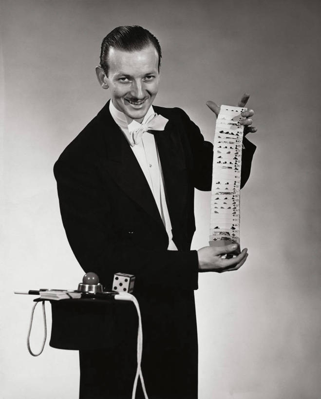 西方人,成年人,中年人,老年人,一个人,魔术师,微笑,竖图,室内,幸福,神秘,信心,指示牌,纸牌,欧洲,欧洲人,仅一个男性,表演,套装,正装,标志,领结,数字,骰子,文字,字符,表演者,标识,外套,魔法,摄影,阿拉伯数字,魔术,肖像,选择,想象,特技,技能,老年男性,男人,中年男性,白种人,彩图