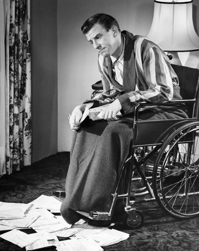 西方人,成年人,中年人,老年人,一个人,坐,竖图,黑白,室内,窗帘,桌子,欧洲,欧洲人,仅一个男性,仅一个人,仅一个中年男性,睡衣,服装,沮丧,毯子,注视,灯,衣服,灯罩,轮椅,观察,看,思考,摄影,服饰,观看,察看,衣着,穿着,关注,文档,家居服,残疾,悲哀,寝衣,衣饰,失业,担心,老年男性,男人,男性,中年男性,白种人