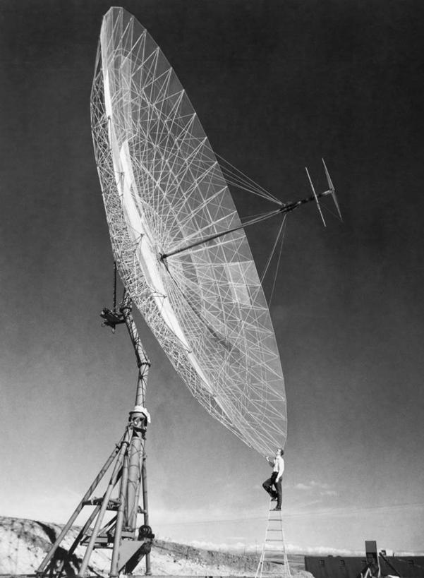 一个人,工程师,竖图,黑白,室外,白天,通讯,技术,朦胧,模糊,塔,联系,天空,摄影,人字梯,无线电通信塔,技能,技术员