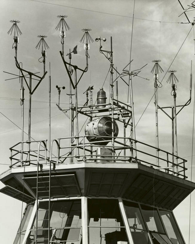 无人,机场,栏杆,竖图,室外,特写,白天,仰视,通讯,技术,风,城市,纽约,美国,金属,云,塔,交通,北,现代,天空,运输,角度,摄影,控制,飞行器,北美,中央广播电视塔,纽约州,无线电通信塔,拉瓜迪亚机场,彩图,低角度拍摄,旅行