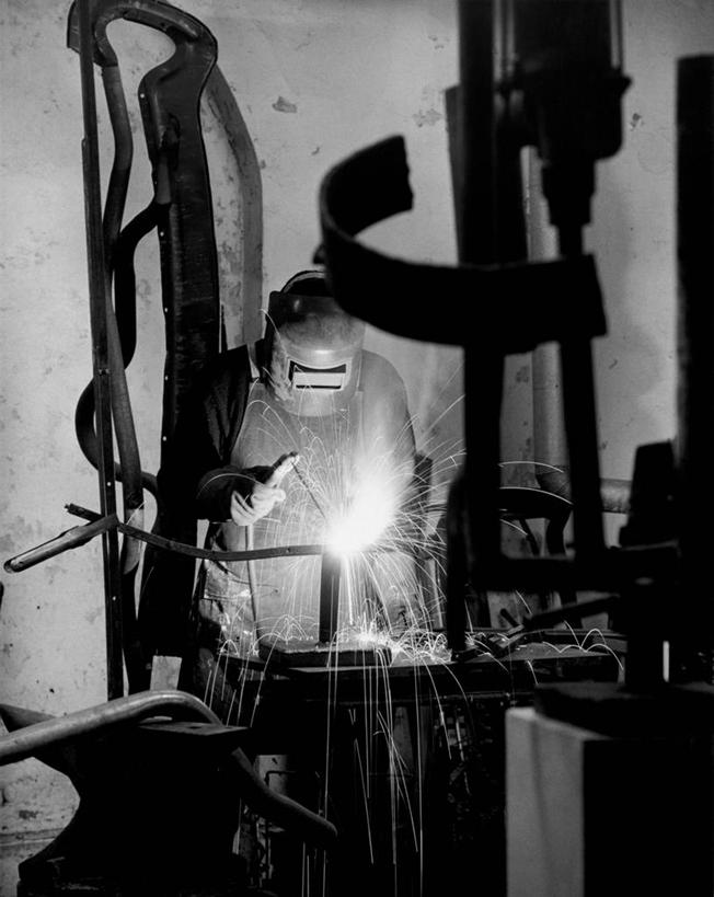 成年人,一个人,焊工,工厂,竖图,黑白,室内,工作服,制服,风险,安全,车间,仅一个男性,火花,防护,手套,职业,遮,遮掩,工业,摄影,保护,焊接,专心,掩盖,遮挡,面罩,防护镜,保险,防护服,遮盖,焊枪,保全,周全,安稳,安定,防护手套,掩饰,工作制服,技能,平安,危险,男人,半身,工作套服,机械工人