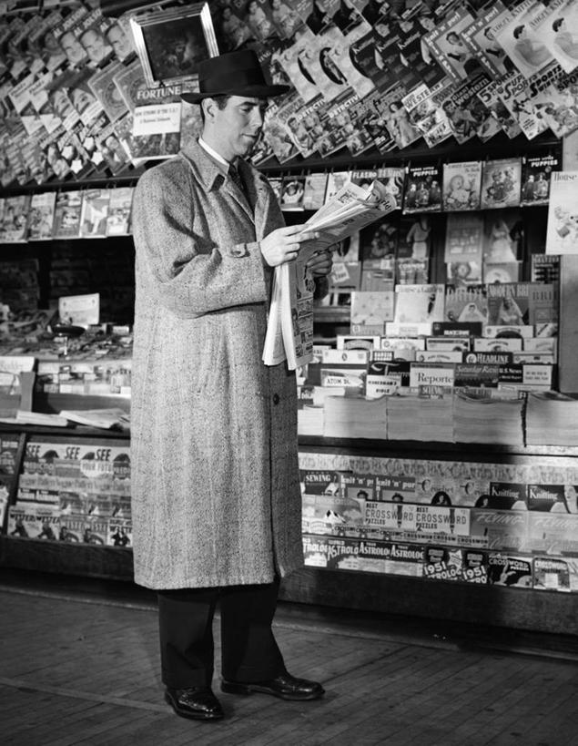 西方人,成年人,中年人,老年人,一个人,竖图,黑白,室内,书架,报纸,帽子,欧洲,欧洲人,仅一个男性,小贩,货摊,读书,摄影,专心,老年男性,中年男性,白种人,书,报亭,传媒