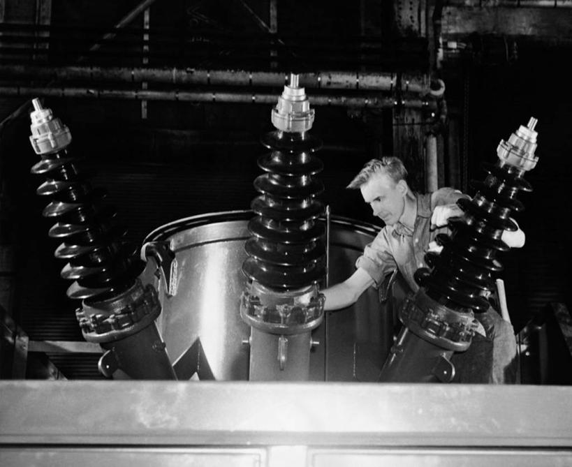 西方人,成年人,中年人,老年人,一个人,横图,黑白,室内,欧洲,欧洲人,仅一个男性,仅一个人,仅一个中年男性,工人,职业,摄影,能源,电,电源,变压器,老年男性,男人,男性,中年男性,白种人,员工,半身,匠人,劳动者,体力工