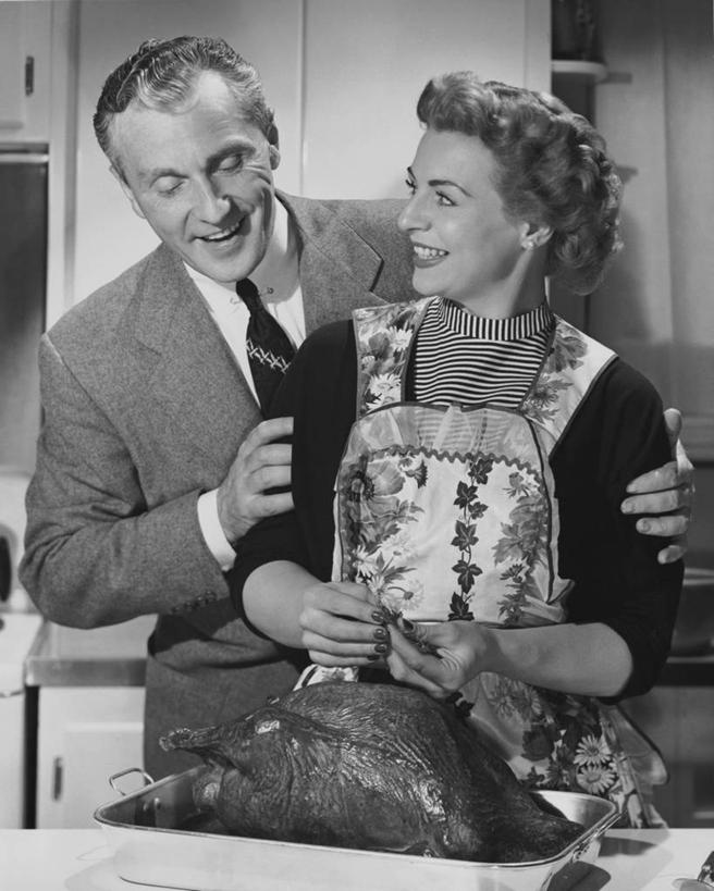 西方人,成年人,中年人,老年人,两个人,家庭,微笑,竖图,黑白,室内,烧烤,幸福,厨房,欧洲,欧洲人,准备,套装,正装,围裙,灶台,肉,食品,烤火鸡,餐盘,注视,饮食,观察,看,温暖,温馨,一家人,摄影,观看,和睦,察看,关注,火鸡肉,老年女性,男人,女人,中年男性,中年女性,白种人,半身,爱,融洽