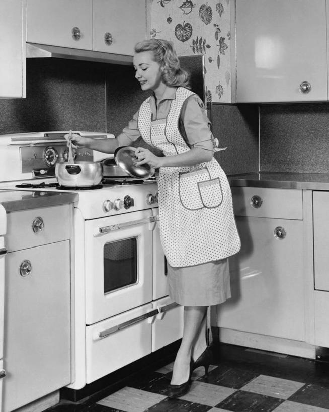 西方人,一个人,家庭,竖图,黑白,室内,厨房,柜子,欧洲,欧洲人,准备,盖子,烤炉,围裙,食品,注视,锅,饮食,汤匙,观察,看,温暖,温馨,一家人,摄影,观看,家庭妇女,砖地,和睦,察看,关注,炊具,厨房器具,女性,白种人,年轻人,烹调,融洽