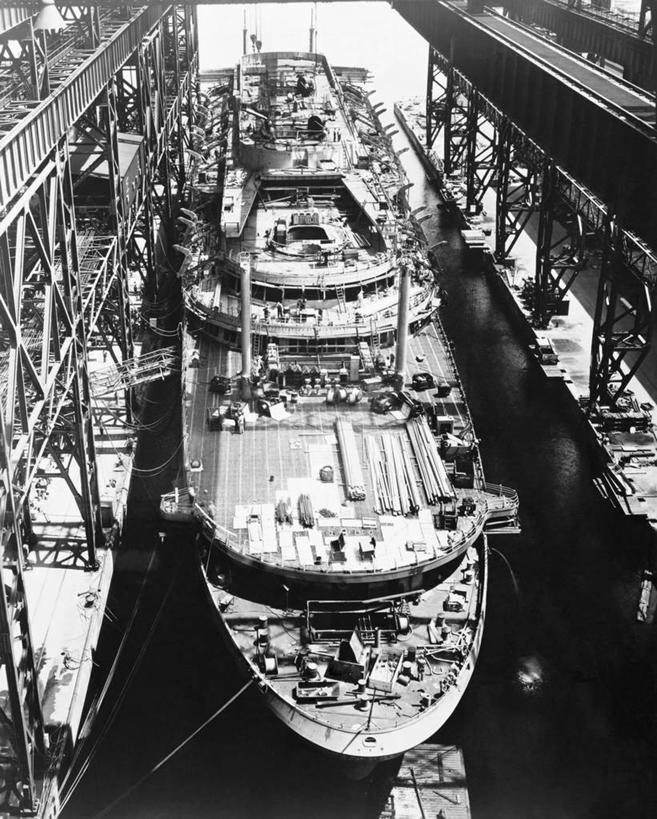 无人,竖图,俯视,黑白,室外,白天,海洋,水,船,停靠,准备,金属,工业,运输,角度,摄影,修理,停泊,造船厂,高角度拍摄,海港