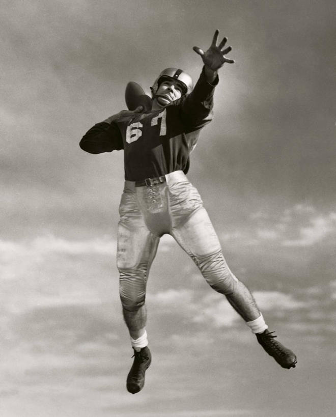 西方人,成年人,一个人,运动员,跳,竖图,室外,白天,仰视,运动服,成功,运动,竞争,橄榄球,欧洲,欧洲人,仅一个男性,仅一个人,服装,数字,竞技运动,半空,古典,仅一个年轻男性,衣服,天空,角度,摄影,服饰,保护,准确,衣着,穿着,决心,努力,橄榄球运动员,挑战,美国文化,橄榄球头盔,衣饰,美式足球,男人,男性,年轻男性,白种人,美国人,年轻人,扔,彩图,低角度拍摄,运动装