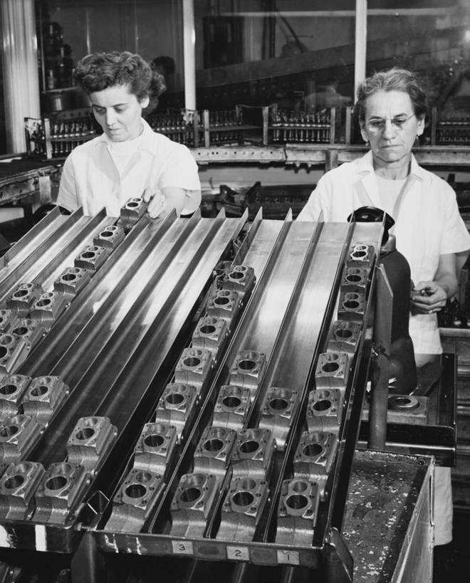 西方人,成年人,中年人,老年人,一个人,两个人,工厂,竖图,黑白,室内,制服,欧洲,欧洲人,仅一个女性,仅一个人,注视,工人,观察,看,仅一个中年女性,工业,摄影,观看,制造,察看,专心,关注,圆柱体,量表,技能,老年女性,女人,女性,中年女性,白种人,员工,半身,匠人,劳动者,体力工,官位,官职,职位,工业机械