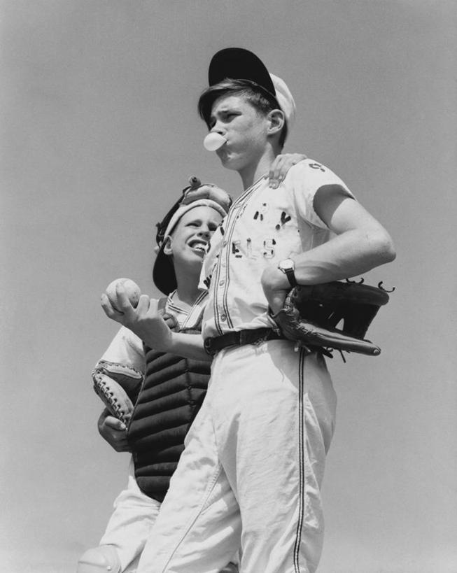 西方人,儿童,一个人,两个人,同事,棒球运动员,竖图,黑白,室外,白天,仰视,讨论,纯洁,成功,运动,合作,团队,集体,信心,棒球,欧洲,欧洲人,仅一个男性,仅一个人,棒球帽,棒球手套,竞技运动,接球手,投手,吹气,队伍,饮食,小孩,泡泡,仅一个小孩,思考,可爱,童年,童趣,摄影,保护,护胸,口香糖,领导,成就,棒球服,努力,合伙,领袖,挑战,童真,烂漫,无邪,队服,万里无云,策略,技能,天真,男孩,男人,男性,白种人,孩子,说话,低角度拍摄,男生