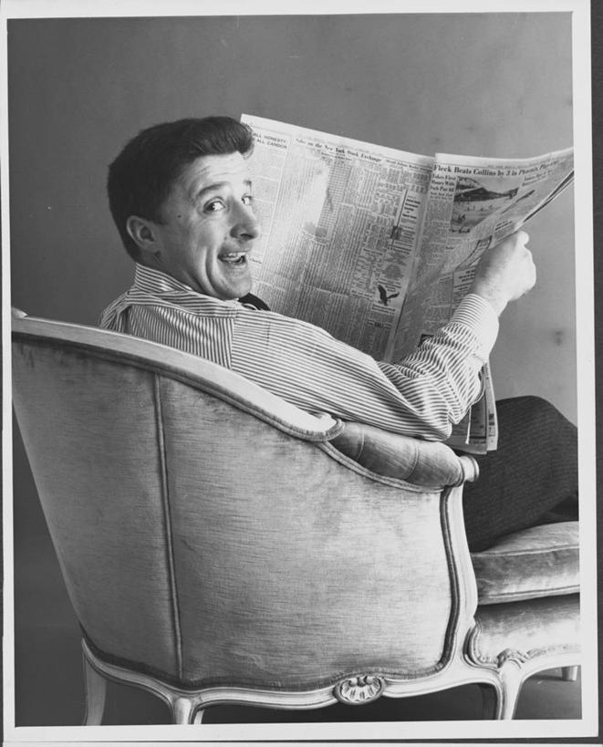 西方人,成年人,中年人,老年人,一个人,坐,微笑,竖图,黑白,室内,衬衫,幸福,报纸,欧洲,欧洲人,仅一个男性,背面,摄影,扶手椅,肖像,老年男性,中年男性,白种人,休闲活动,传媒