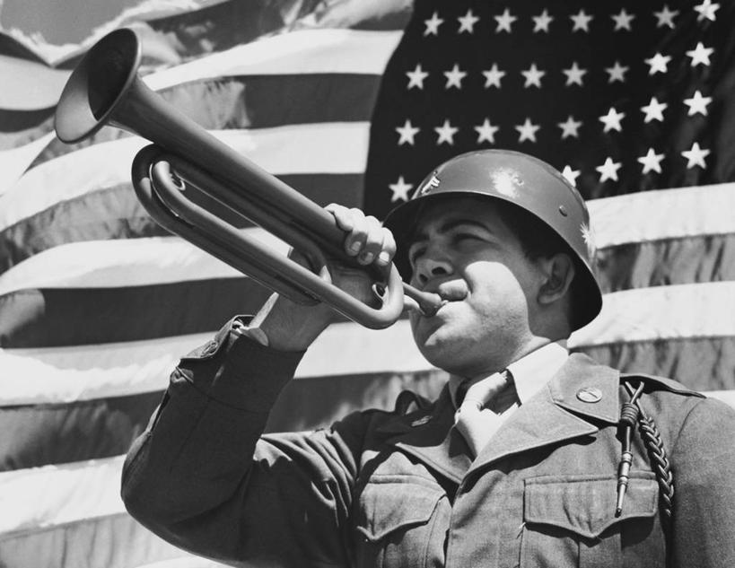 西方人,成年人,脸,头,脸颊,一个人,横图,黑白,室外,白天,骄傲,欧洲,美国,欧洲人,仅一个男性,仅一个人,士兵,表演,军事,头盔,管乐器,乐器,古典,吹气,肩膀,仅一个年轻男性,星形,美国国旗,摄影,军服,美国文化,爱国主义,军号,英雄,男人,男性,年轻男性,白种人,年轻人,头部,脸部,脸蛋,面部,美国军事