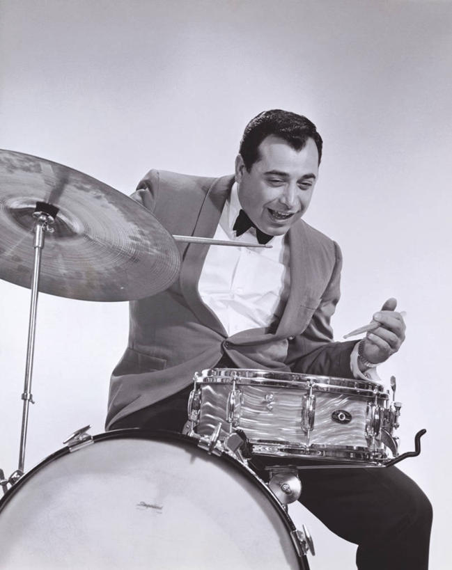 西方人,成年人,中年人,老年人,一个人,坐,微笑,竖图,室内,幸福,欧洲,欧洲人,仅一个男性,表演,套装,正装,鼓,乐器,音乐,注视,表演者,观察,看,摄影,观看,察看,关注,音乐人,鼓槌,爵士鼓,鼓手,技能,老年男性,男人,中年男性,白种人,彩图