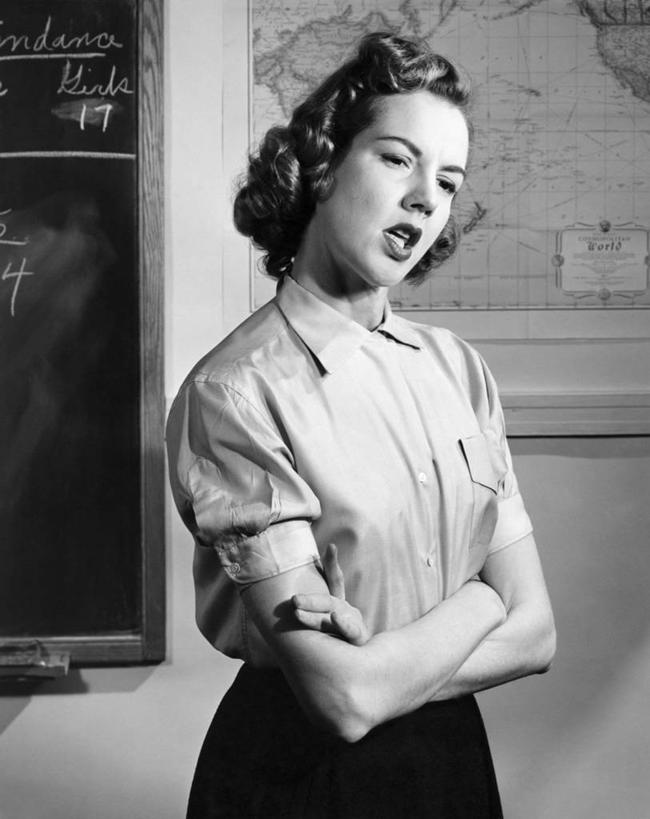 西方人,儿童,少年,一个人,学生,双手交叉,竖图,黑白,室内,纯洁,地图,欧洲,欧洲人,仅一个男性,仅一个年轻女性,仅一个女性,仅一个人,教育,注视,仅一个年轻男性,小孩,黑板,观察,看,教室,思考,校服,可爱,童年,童趣,摄影,观看,察看,双手抱胸,关注,青春期,童真,烂漫,无邪,天真,男人,男性,年轻男性,年轻女性,女人,女性,白种人,孩子,高中生,说话,半身,高中