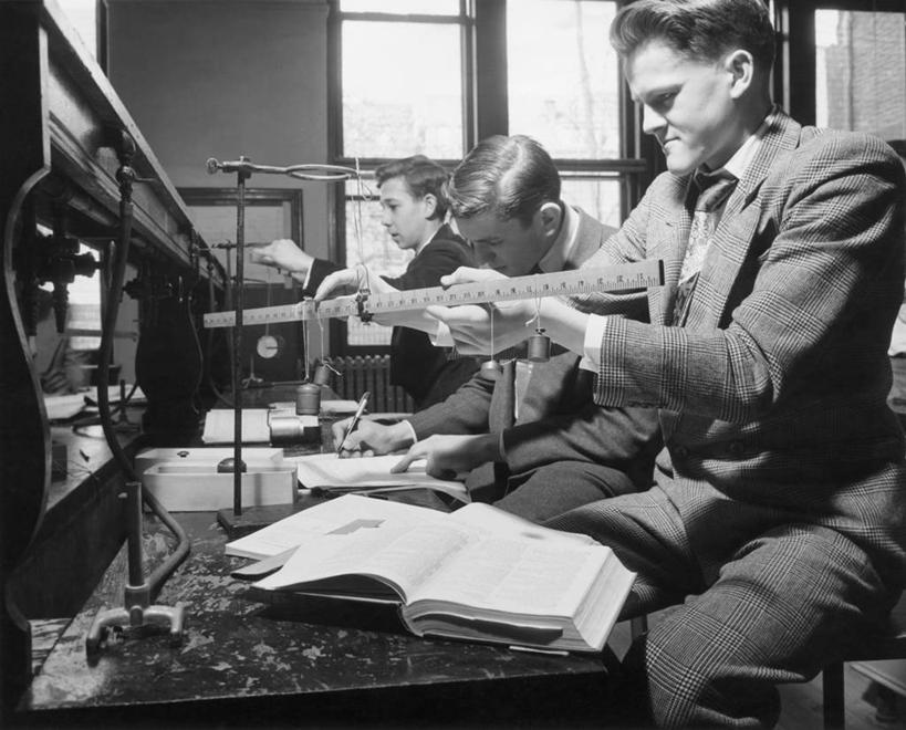 西方人,儿童,少年,一个人,三个人,人群,坐,横图,黑白,室内,纯洁,智慧,科技,窗户,欧洲,欧洲人,仅一个男性,仅一个人,写,学习,套装,正装,研究,科学,实验室,注视,水笔,仅一个年轻男性,小孩,笔记本,观察,看,教室,可爱,平衡,童年,童趣,摄影,观看,察看,关注,青春期,童真,创新,烂漫,无邪,物理学,天真,男人,男性,年轻男性,白种人,孩子,高中生,高中