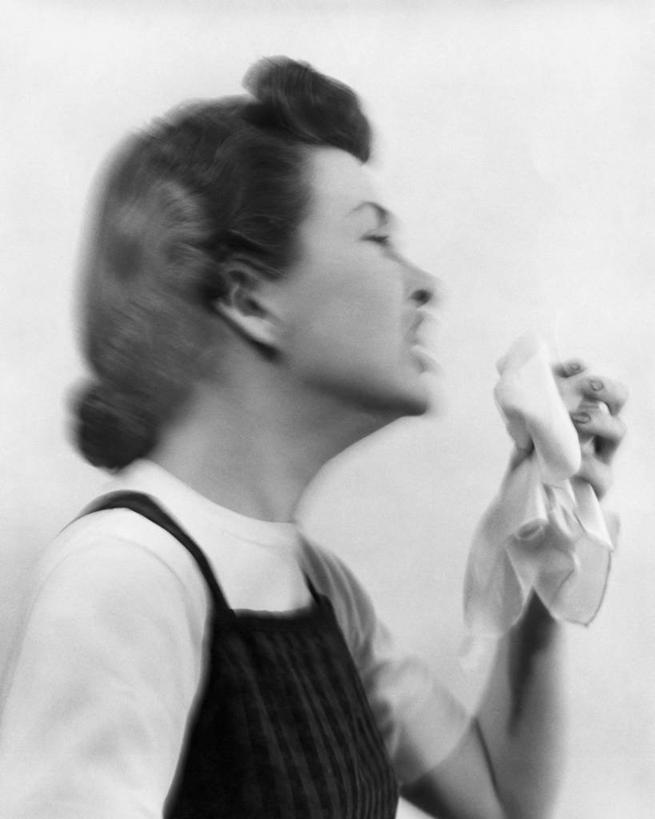 西方人,成年人,脸,头,脸颊,手,肩,关节,头发,一个人,竖图,黑白,室内,特写,运动模糊,欧洲,欧洲人,仅一个年轻女性,仅一个女性,仅一个人,手帕,休闲装,肩膀,生病,人体,摄影,感冒,问题,过敏,年轻女性,女人,女性,白种人,年轻人,头部,脸部,脸蛋,面部,打喷嚏