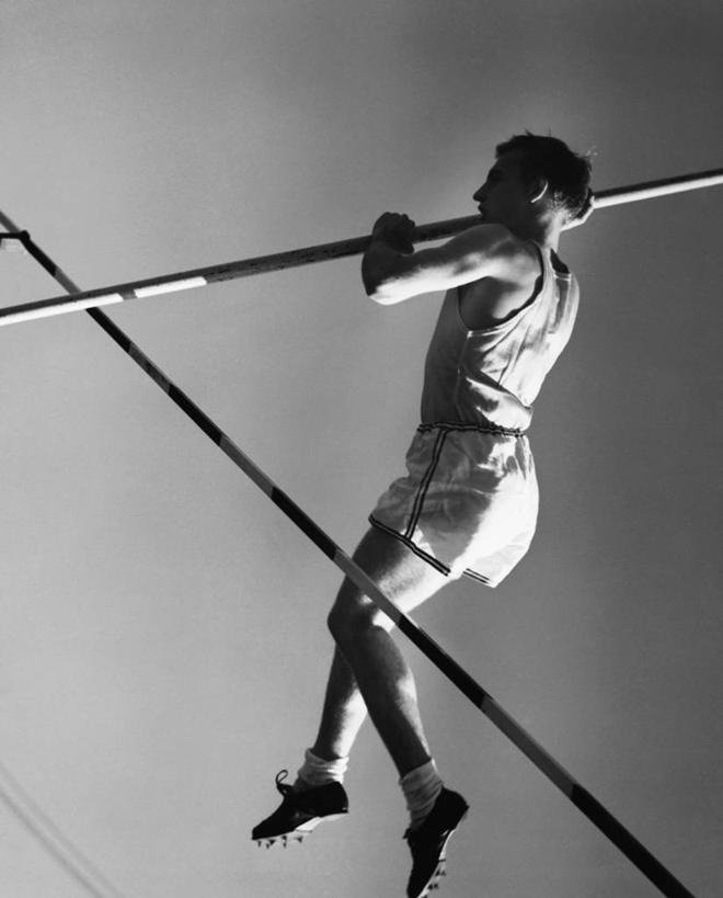 成年人,一个人,运动员,跳,竖图,黑白,室外,白天,仰视,运动服,锻炼,快乐,成功,比赛,运动,竞争,仅一个男性,仅一个人,短裤,竞技运动,半空,娱乐,仅一个年轻男性,天空,休闲,力量,握紧,摄影,专心,体育运动,决心,田径运动员,渴望,勇气,技能,体育,撑杆跳,男人,男性,年轻男性,年轻人,体育运动员,运动选手,低角度拍摄,健身