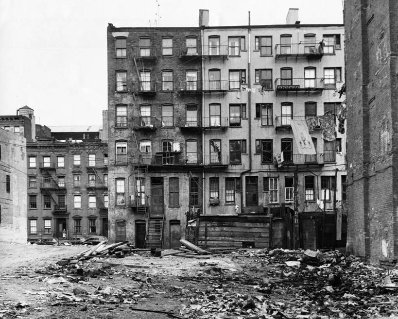 无人,横图,黑白,室外,白天,窗户,城市,纽约,美国,环保,垃圾,天空,摄影,肮脏,能源,堆,厌恶,污染,回收,资源,北美,贫穷,利用,低碳,循环,邋遢,纽约州,持续,龌龊,污秽,空气污染,社会问题