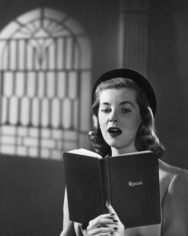 西方人,成年人,脸,头,脸颊,肩,关节,一个人,教堂,竖图,黑白,室内,特写,窗户,帽子,欧洲,欧洲人,仅一个年轻女性,仅一个女性,仅一个人,阴影,古典,音乐,表演者,肩膀,人体,摄影,宗教,唱,协调,放置,基督教,宗教建筑,合唱团,灵性,年轻女性,女人,女性,白种人,年轻人,头部,脸部,脸蛋,面部,书,歌手,传统服装,传统文化