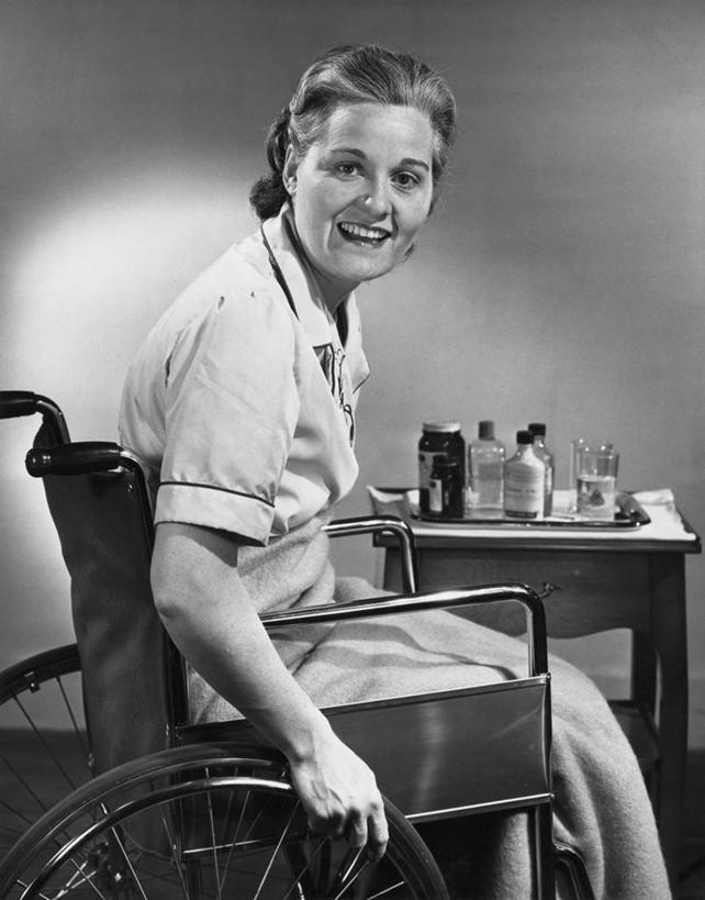 西方人,中年人,老年人,一个人,病人,坐,微笑,竖图,黑白,室内,快乐,幸福,桌子,欧洲,欧洲人,药丸,轮椅,瓶子,摄影,聚光灯,肖像,残疾,恢复,女性,白种人,收容所