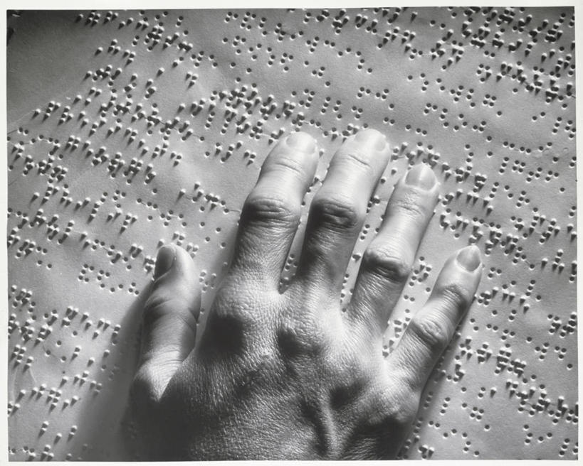 手,一个人,横图,俯视,室内,特写,起伏,标志,文字,字符,教育,标识,手指,读书,人体,角度,摄影,指导,部分,凹凸,视力,残疾,盲人,盲文,点字,凸字,书,触摸,彩图,高角度拍摄,书页,布莱叶点字法,感知