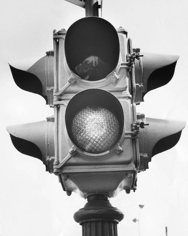 无人,竖图,黑白,室外,特写,白天,仰视,通讯,安全,光,红绿灯,信号灯,交通,天空,警示,运输,角度,摄影,指导,保护,控制,提示,流通,交通信号灯,行人信号灯,低角度拍摄